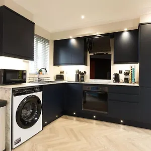 https://stylish-2br-boutique-property-5min-to-manairport.hotelsin-chester.com